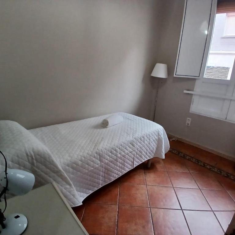 Budget and lovely rooms Macarena B - Three-Bedroom Standard Apartment - 16