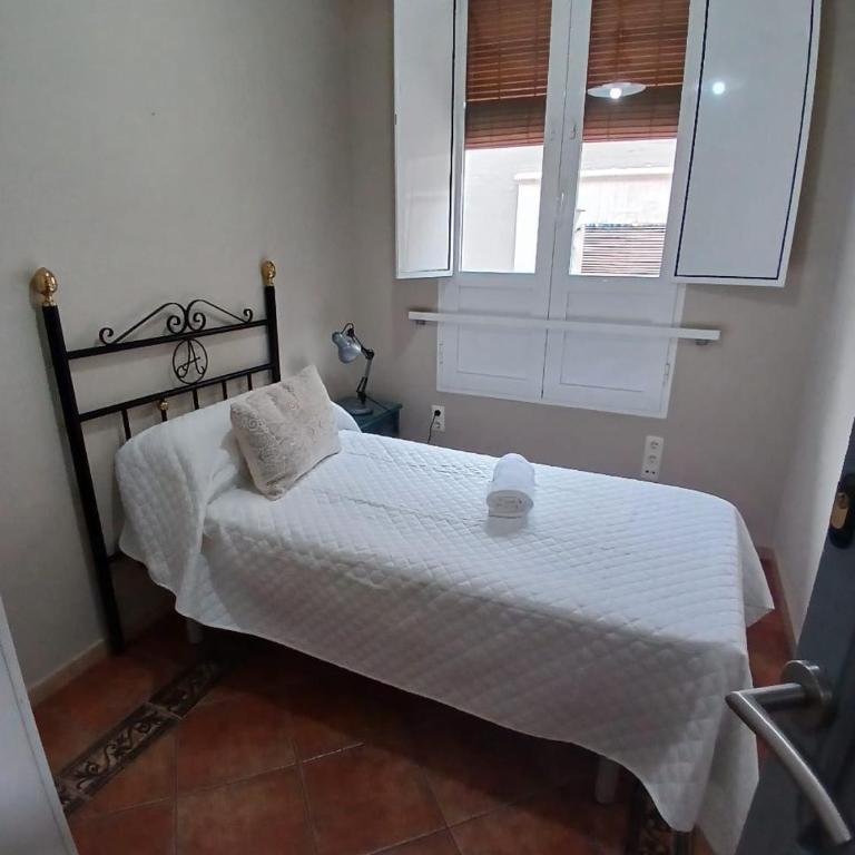 Budget and lovely rooms Macarena B - Three-Bedroom Standard Apartment - 17