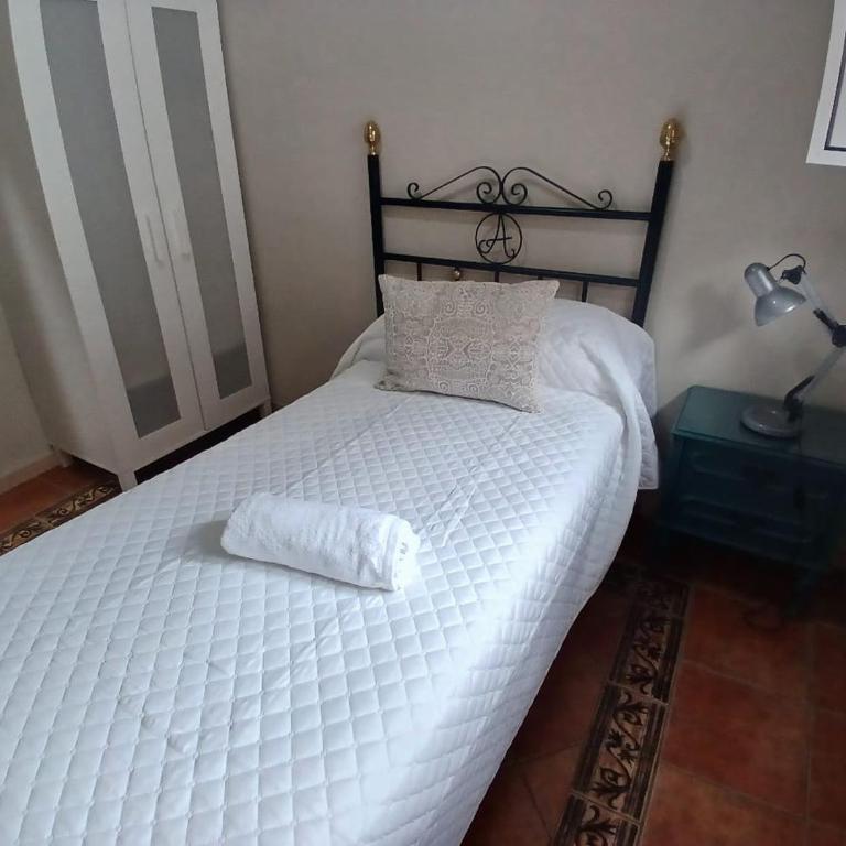 Budget and lovely rooms Macarena B - Three-Bedroom Standard Apartment - 14