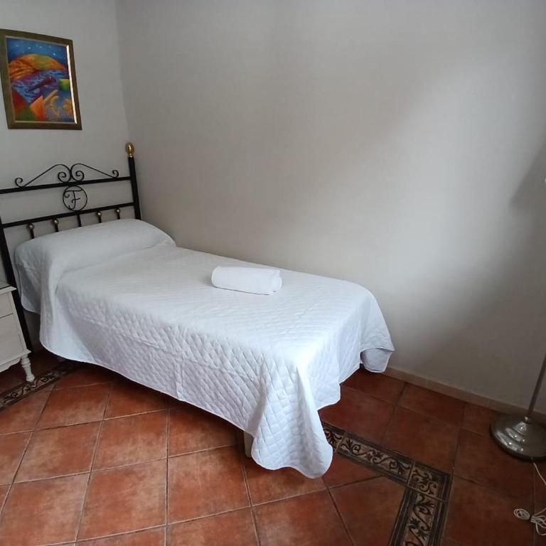 Budget and lovely rooms Macarena B - Three-Bedroom Standard Apartment - 10