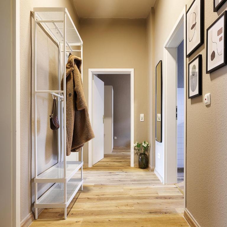 homie stay schiestlstraße - Moderne Altbauapartments, Nahe Stadtzentrum & Weinberge - Apartment im EG mit zwei Schlafzimmern, einem Wohnzimmer und zwei Garagen - 3