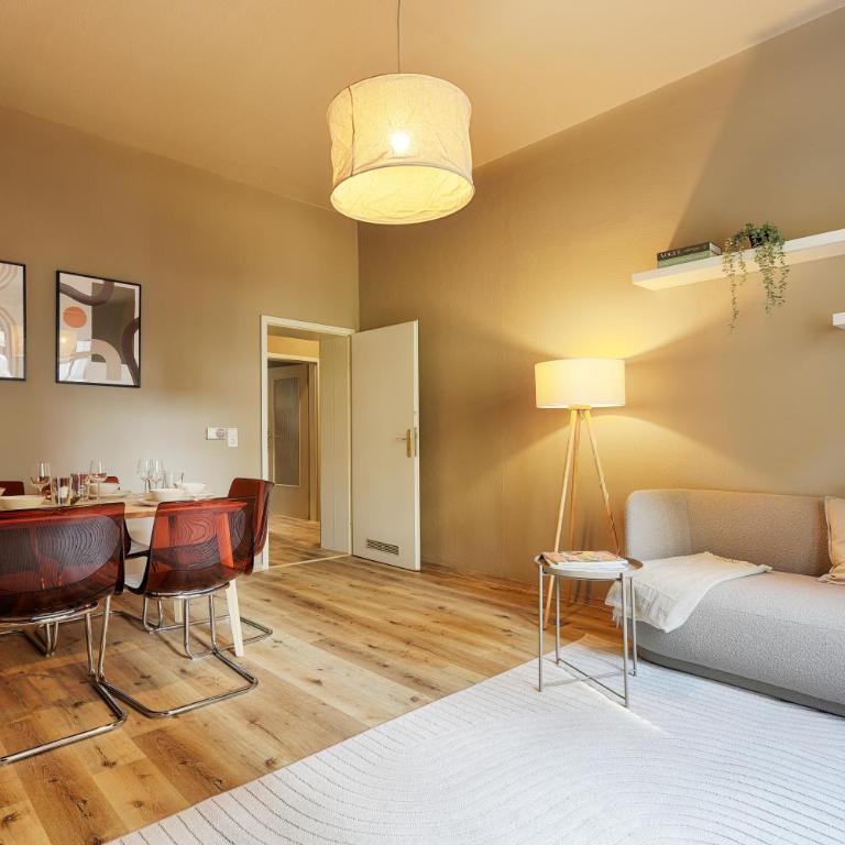 homie stay schiestlstraße - Moderne Altbauapartments, Nahe Stadtzentrum & Weinberge - Apartment im EG mit zwei Schlafzimmern, einem Wohnzimmer und zwei Garagen - 1