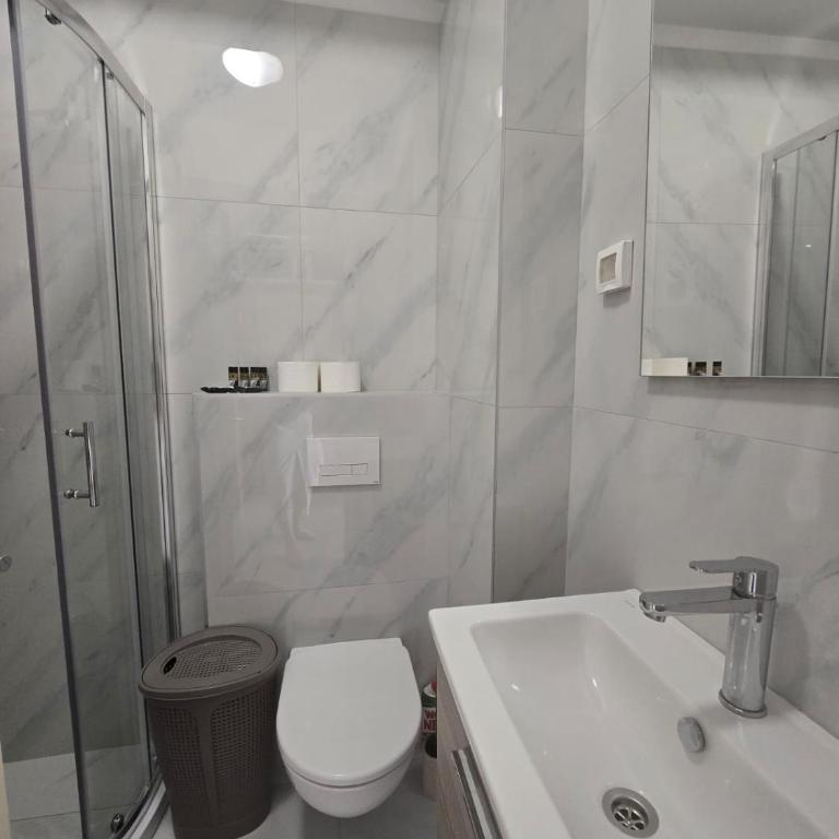 Harmonia Budva 1 - Standardna Dvokrevetna Soba sa Bračnim Krevetom i Zajedničkim Kupatilom - 4