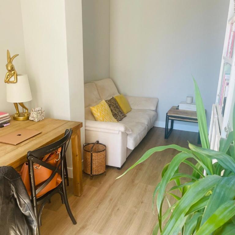 Lovely bedroom in downtown Only for girls - One-Bedroom Apartment - 1