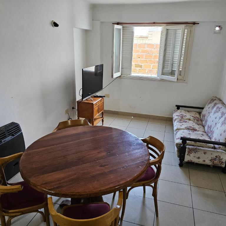 Depto céntrico con terraza - Apartamento de 2 dormitorios - 3