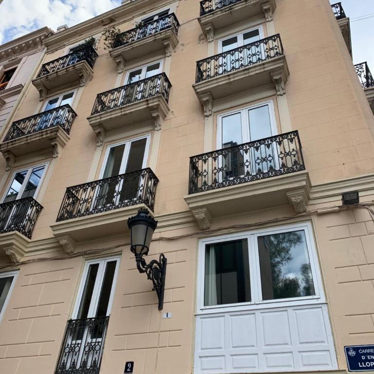 Serrano Park - One-Bedroom Apartment - 27