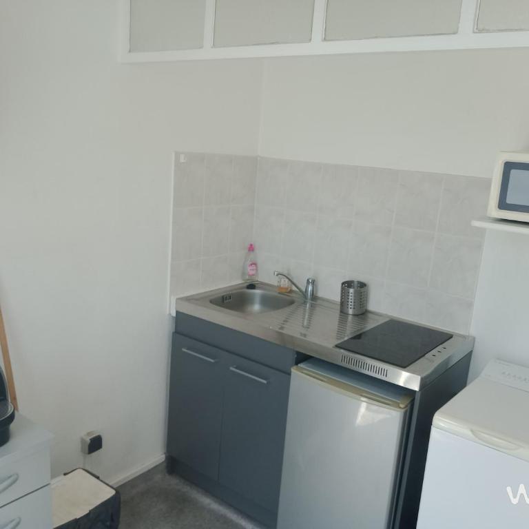 Appartement PERRET 105 rue Victor Hugo, lumineux, plein centre, Parking privé, Arrivée autonome, Tout à pied - Apartment mit 1 Schlafzimmer - 14