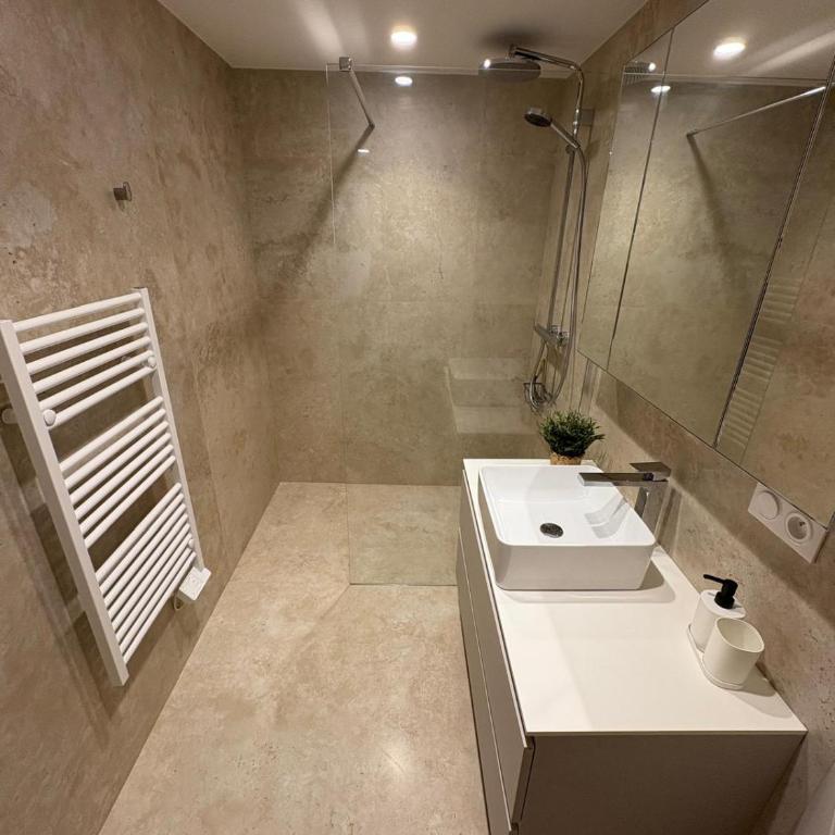 Appartement Neuf 2 chambres et salon - proche mer & aéroport - Appartement 2 Chambres - 54