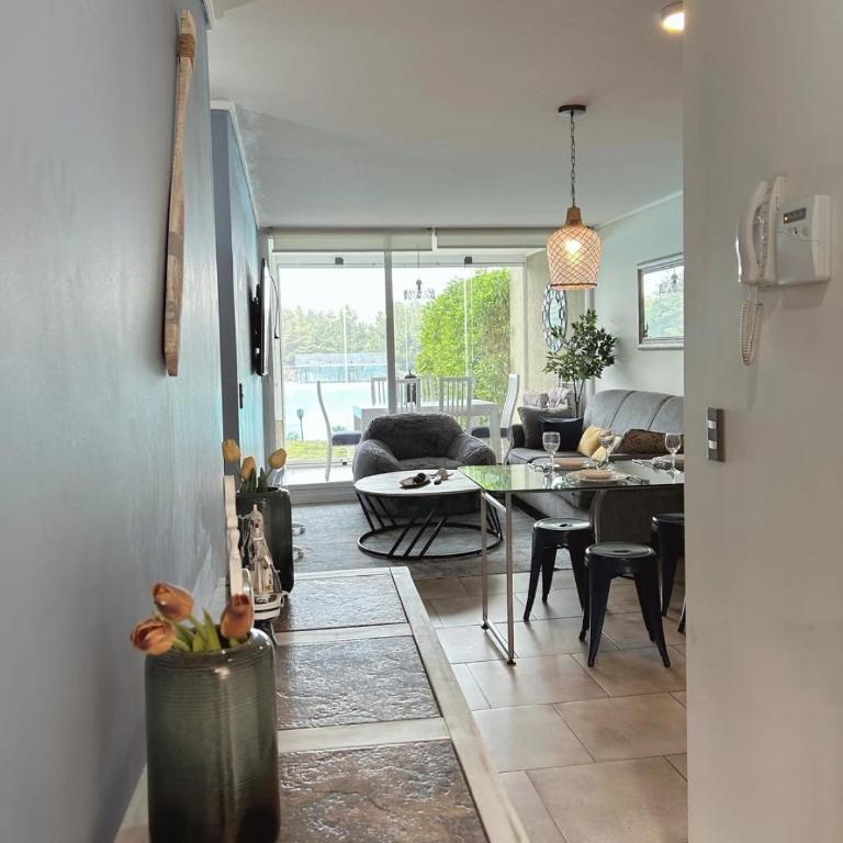 Depto Frente a Laguna y Patio Privado - Two-Bedroom Apartment - 9