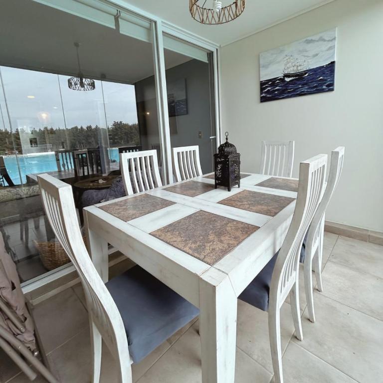 Depto Frente a Laguna y Patio Privado - Two-Bedroom Apartment - 17