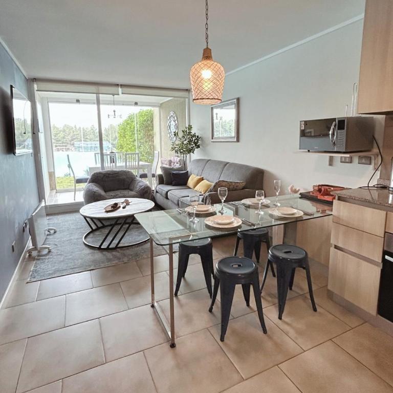 Depto Frente a Laguna y Patio Privado - Two-Bedroom Apartment - 27