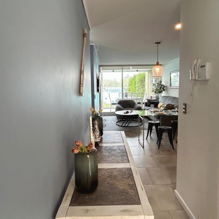 Depto Frente a Laguna y Patio Privado - Two-Bedroom Apartment - 39