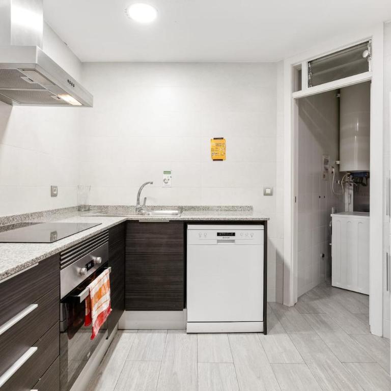 Sunny Terrace Retreat AC 3BR2BA - Apartment - 28