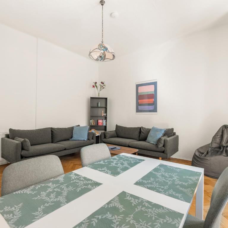 Großzügige Wohnung im Villenviertel 2 Schlafzimmer und Loggia - Apartment mit 2 Schlafzimmern - 24