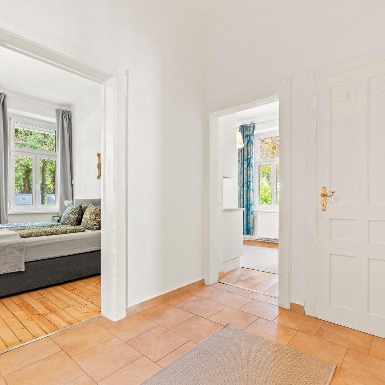 Großzügige Wohnung im Villenviertel 2 Schlafzimmer und Loggia - Apartment mit 2 Schlafzimmern - 32