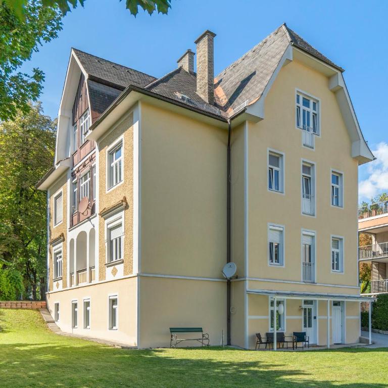 Großzügige Wohnung im Villenviertel 2 Schlafzimmer und Loggia - Apartment mit 2 Schlafzimmern - 37