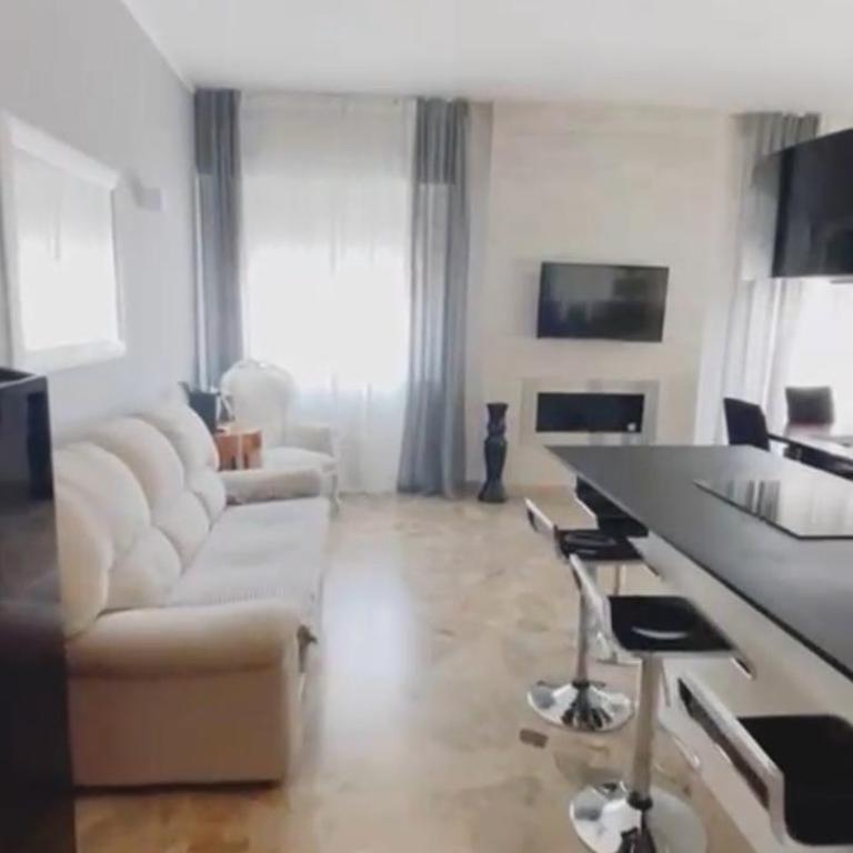 Elegant & Spacious - 30 min from Venice - King beds! - Three-Bedroom Apartment - 10