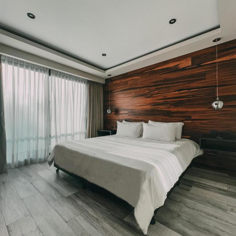 La Urumpta Hotel by AKEN Mind - Habitación con cama grande y bañera de hidromasaje - 3