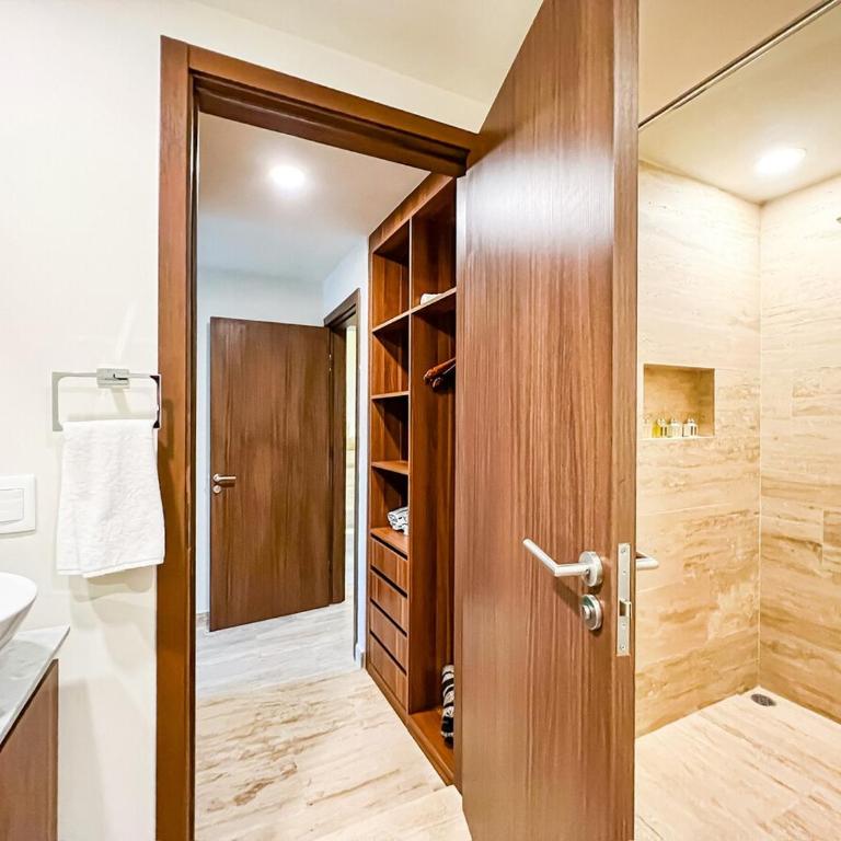 Luxury Penthouse Panoramic Views & Pool - Three-Bedroom Premium Apartment with Resort View - 70