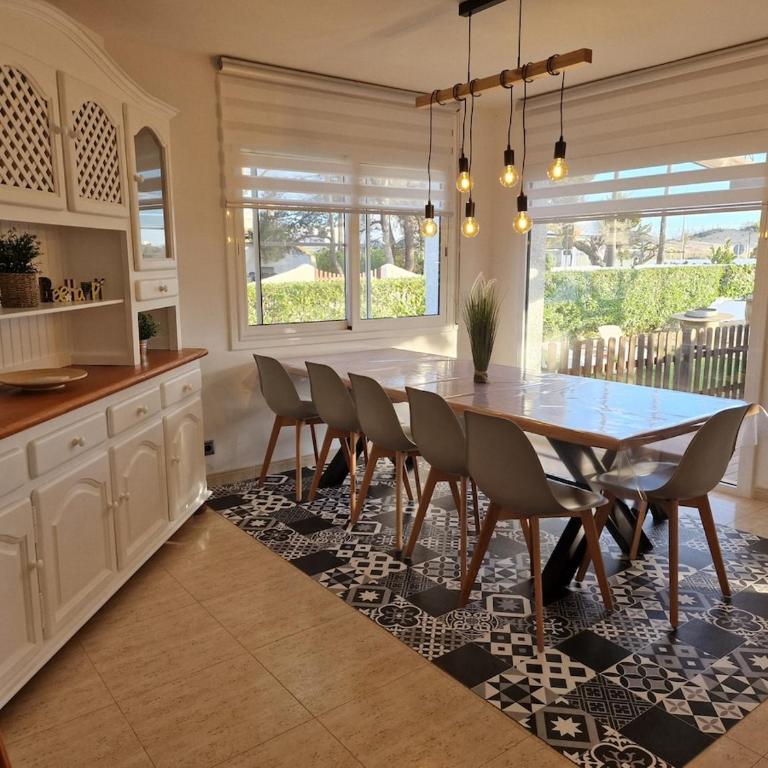 Beachside villa, kids and dog welcome, pool , garden fun and spacious terrace - Casa de 6 dormitorios - 6