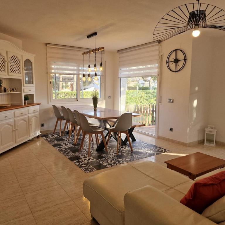 Beachside villa, kids and dog welcome, pool , garden fun and spacious terrace - Casa de 6 dormitorios - 14