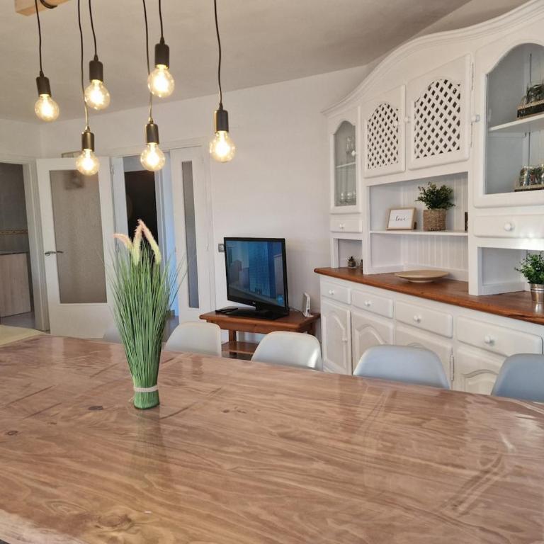 Beachside villa, kids and dog welcome, pool , garden fun and spacious terrace - Casa de 6 dormitorios - 20