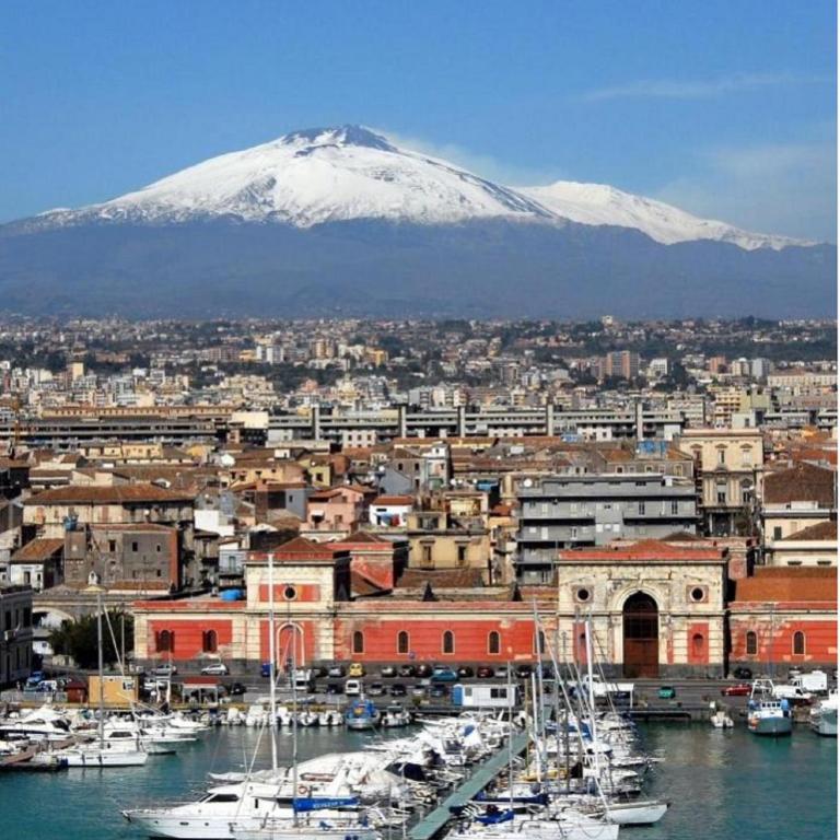 Central Suites Catania - Queen Room with Balcony - 4