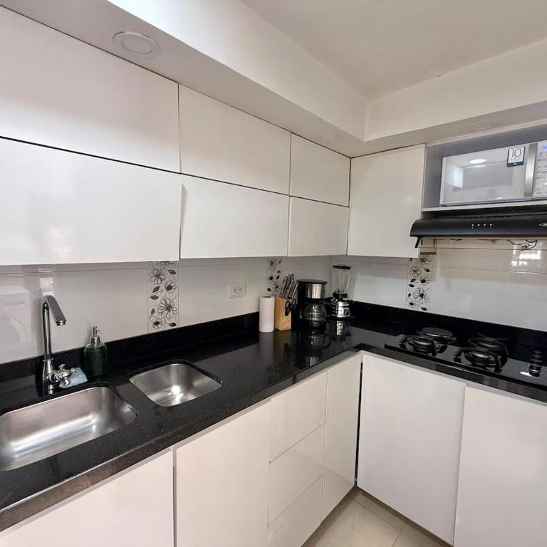Medellín Poblado Gem Steps to Cafés & Nightlife - Three-Bedroom Apartment - 13