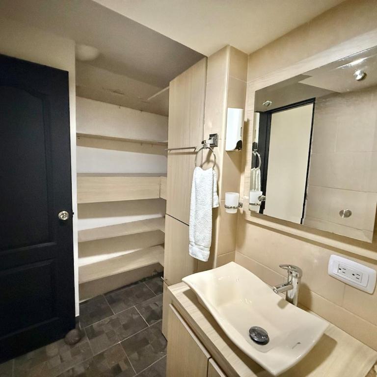 Medellín Poblado Gem Steps to Cafés & Nightlife - Three-Bedroom Apartment - 23