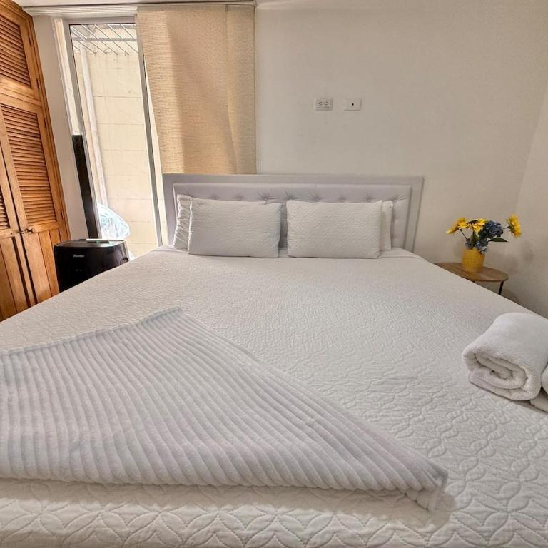 Medellín Poblado Gem Steps to Cafés & Nightlife - Three-Bedroom Apartment - 17