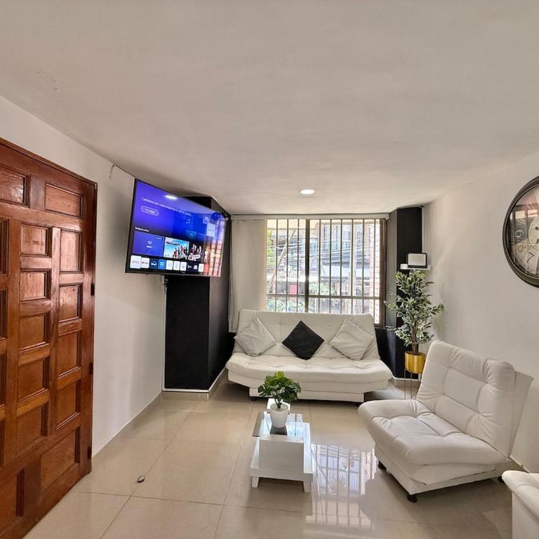 Medellín Poblado Gem Steps to Cafés & Nightlife - Three-Bedroom Apartment - 8
