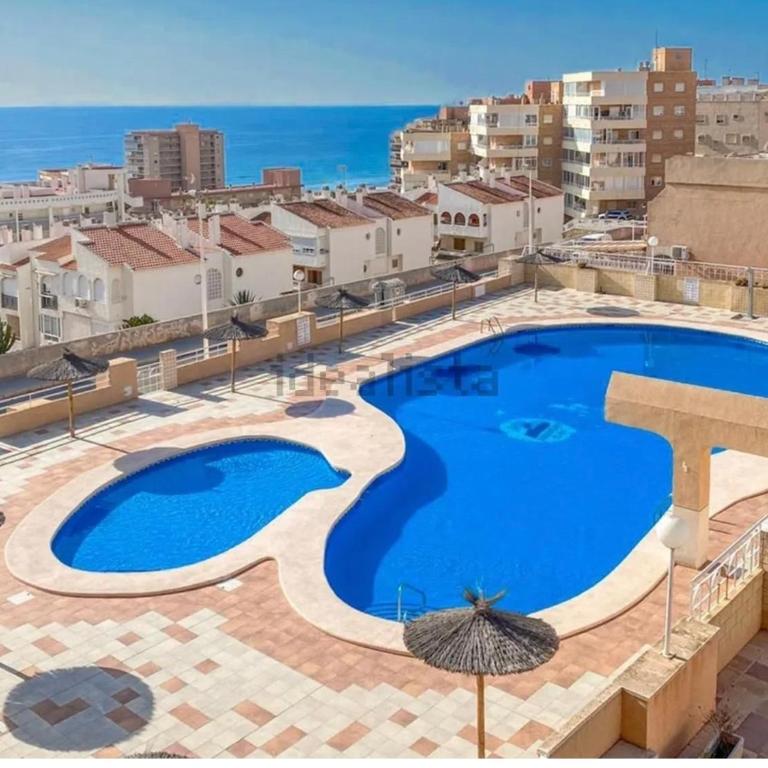 Costamar bungalow familiar, piscina y terraza, a 5 min de la playa - Three-Bedroom Apartment - 4
