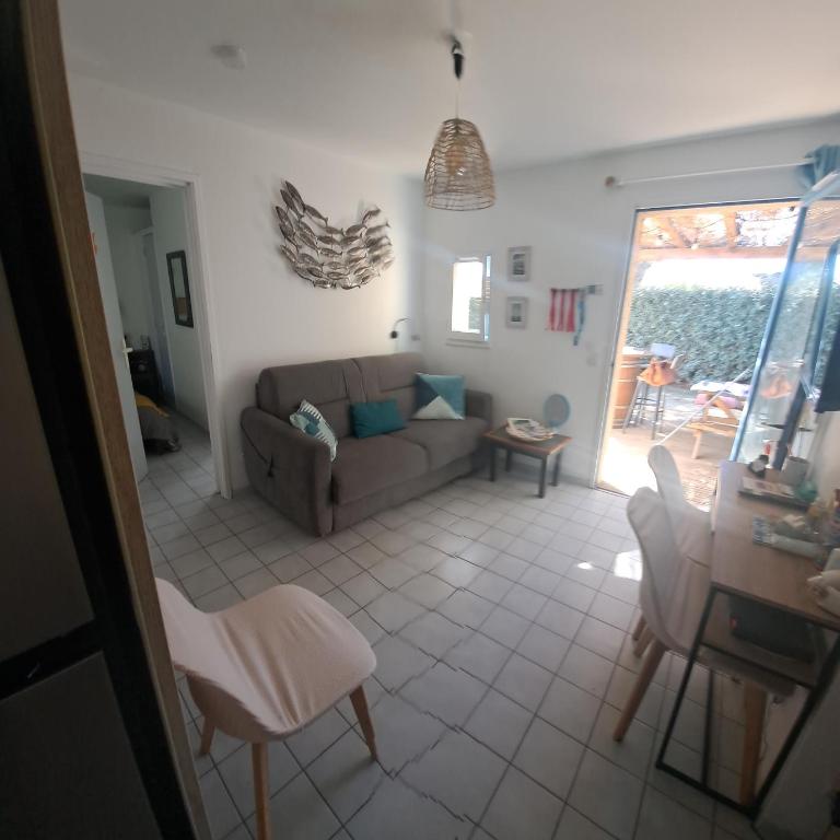 libre du 21 juin au 4 juillet venez prendre la fraîcheur en bord de lac et plage de Barcarès à 800m cabane rénovée 8 couchages possibles - Haus mit 3 Schlafzimmern - 12