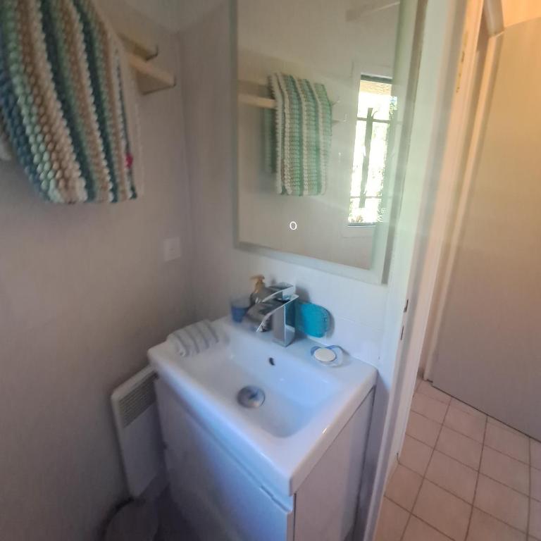 libre du 21 juin au 4 juillet venez prendre la fraîcheur en bord de lac et plage de Barcarès à 800m cabane rénovée 8 couchages possibles - Haus mit 3 Schlafzimmern - 20