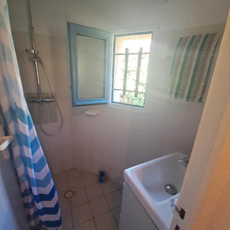 libre du 21 juin au 4 juillet venez prendre la fraîcheur en bord de lac et plage de Barcarès à 800m cabane rénovée 8 couchages possibles - Haus mit 3 Schlafzimmern - 21