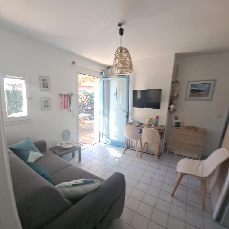 libre du 21 juin au 4 juillet venez prendre la fraîcheur en bord de lac et plage de Barcarès à 800m cabane rénovée 8 couchages possibles - Haus mit 3 Schlafzimmern - 14
