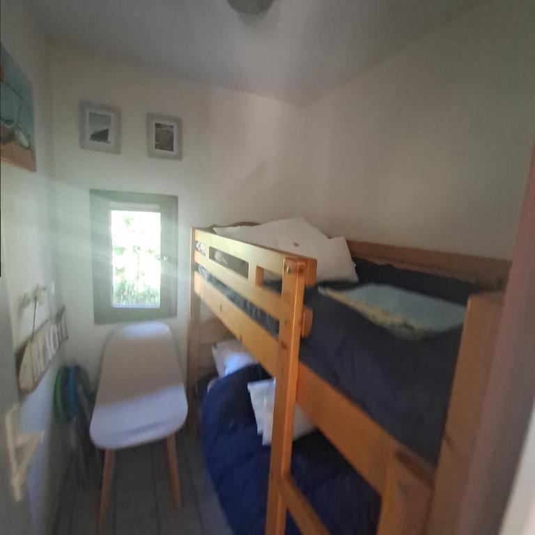 libre du 21 juin au 4 juillet venez prendre la fraîcheur en bord de lac et plage de Barcarès à 800m cabane rénovée 8 couchages possibles - Haus mit 3 Schlafzimmern - 13