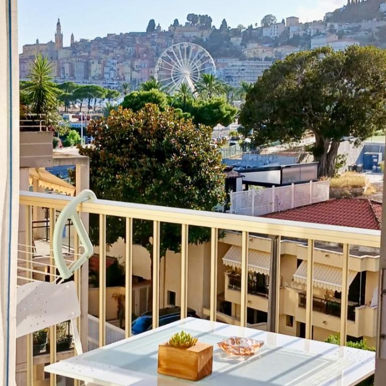 Studio Calme BORD DE MER Balcon avec Vue sur MENTON, Ascenseur, Climatisation, Ideal location quiet near sea, balcony with city view, elevator, AC - Studio - 1