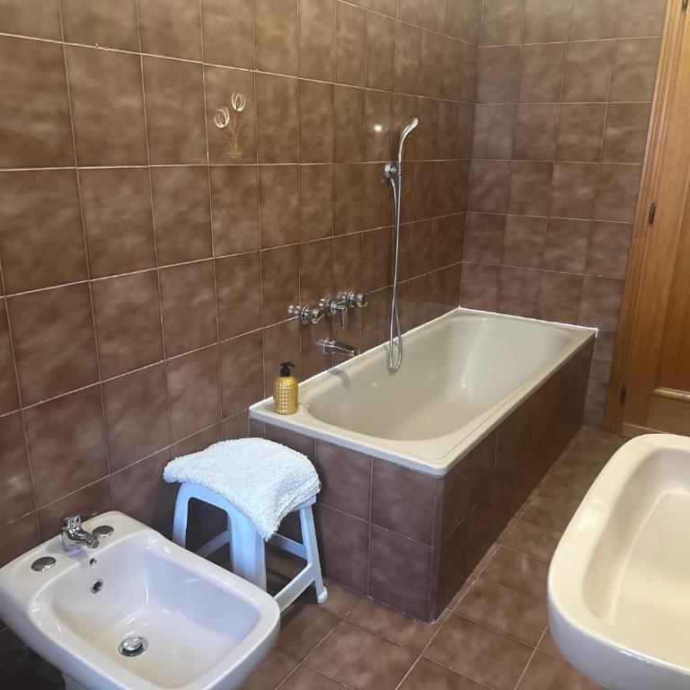 Roma Suites - Camera Tripla con Bagno Privato - 3
