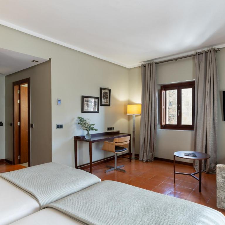 Parador de Caceres - Habitación Doble con cama supletoria - 1 o 2 camas (2 adultos + 1 niño) - 3