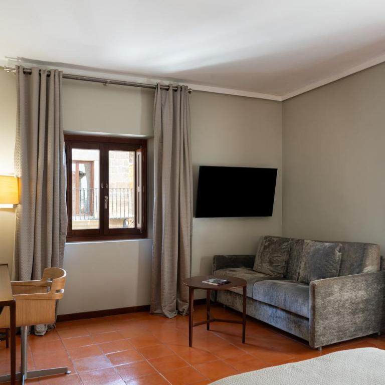 Parador de Caceres - Habitación Doble con cama supletoria - 1 o 2 camas (2 adultos + 1 niño) - 4