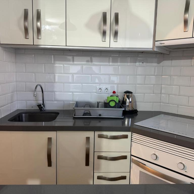 Vibrant Seaside Apartment in Central Los Cristianos - Apartamento de 1 dormitorio con vistas - 6