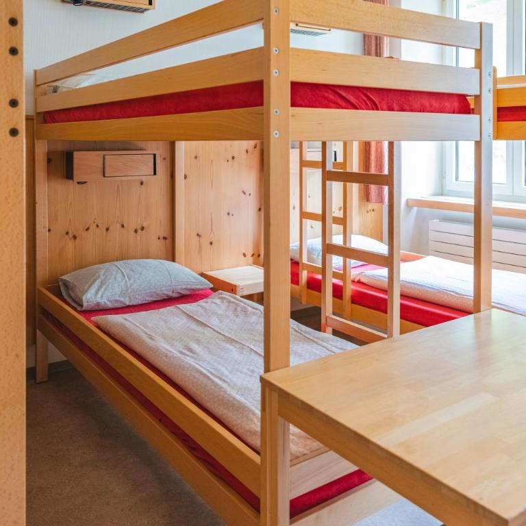 Davos Youth Hostel - Bett im 6-Bett-Schlafsaal - 4