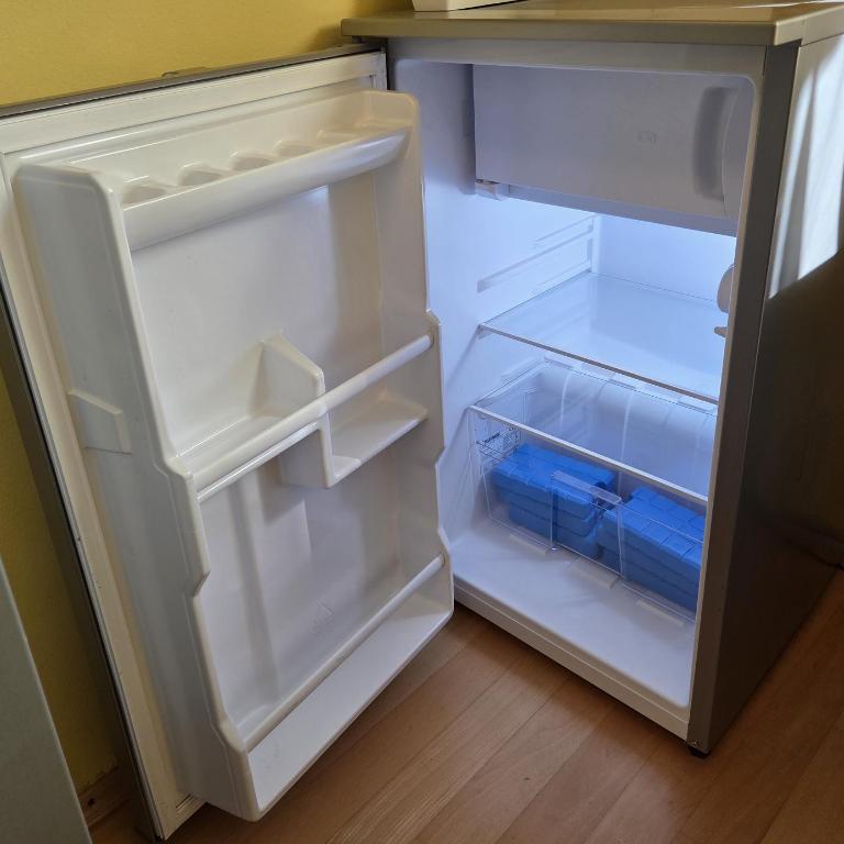 7 min to Citycenter Subway U3 100m, southside singleroom own SHOWER, WC ! free WIFI ,TV, dishes, fridge, oven, waterheater, microwave, coffee, bike, next to river and park,many restaurants and supermarkets around 200m, nonsmoker ! self check in -simply - Einzelzimmer mit Gartenblick - 8