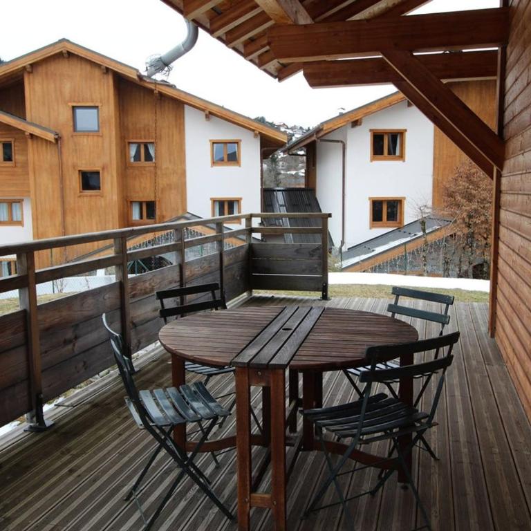 3 pièces cosy : Jardin, Wifi, Parking, 700m des pistes, 50m des commerces - FR-1-572-44 - Apartment - 4