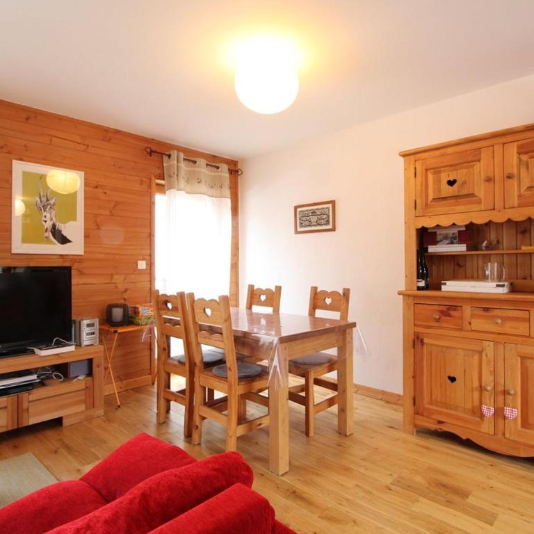 3 pièces cosy : Jardin, Wifi, Parking, 700m des pistes, 50m des commerces - FR-1-572-44 - Apartment - 7