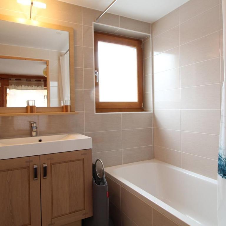 3 pièces cosy : Jardin, Wifi, Parking, 700m des pistes, 50m des commerces - FR-1-572-44 - Apartment - 9