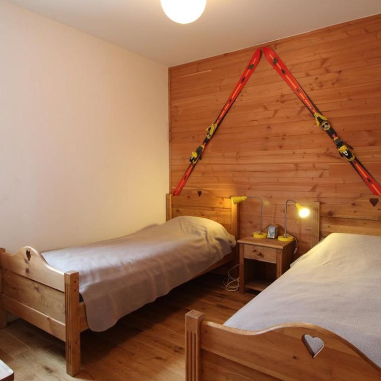 3 pièces cosy : Jardin, Wifi, Parking, 700m des pistes, 50m des commerces - FR-1-572-44 - Apartment - 13