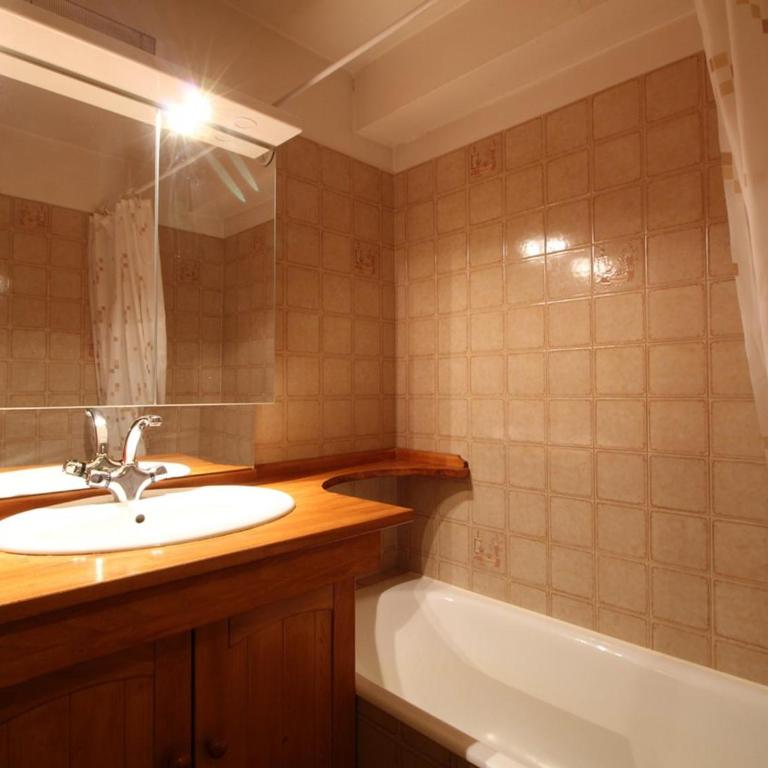 Appartement cosy 5 pers., pied des pistes, balcon est, proche commerces, parking & services - FR-1-572-94 - Appartement - 6