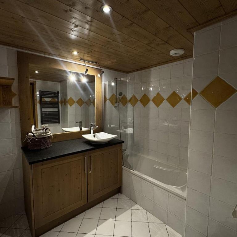 Appartement cosy 6 personnes avec garage, terrasse et wifi au cœur du village, proche pistes et commerces - FR-1-572-251 - Apartment - 2